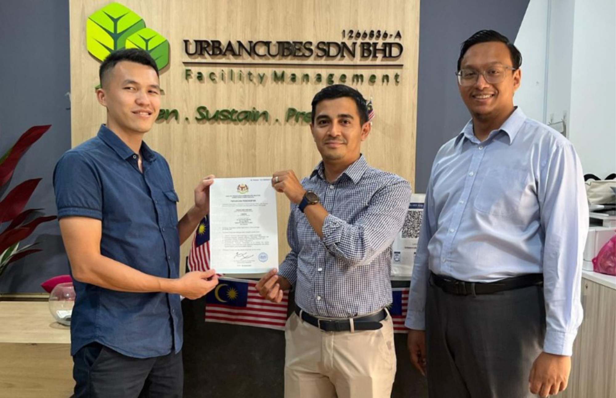Urbancubes Sdn Bhd Serahkan Sijil Perakuan Penginapan kepada Wistron Technology (Malaysia) Sdn Bhd