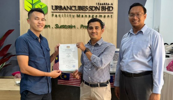 Urbancubes Sdn Bhd Serahkan Sijil Perakuan Penginapan kepada Wistron Technology (Malaysia) Sdn Bhd